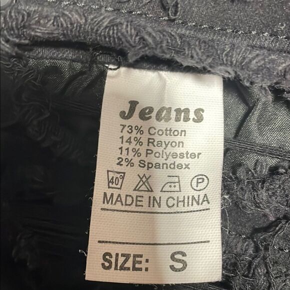 Edgy Black Jean Shorts with Distressed Details - Picture 8 of 8